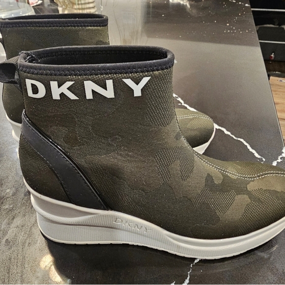 DKNY London camouflage wedge sneaker, excellent pre loved condition. Sz 7.5 - Picture 5 of 9